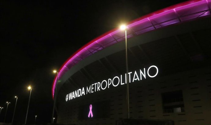 Cubierta del Wanda Metropolitano teñida de rosa.