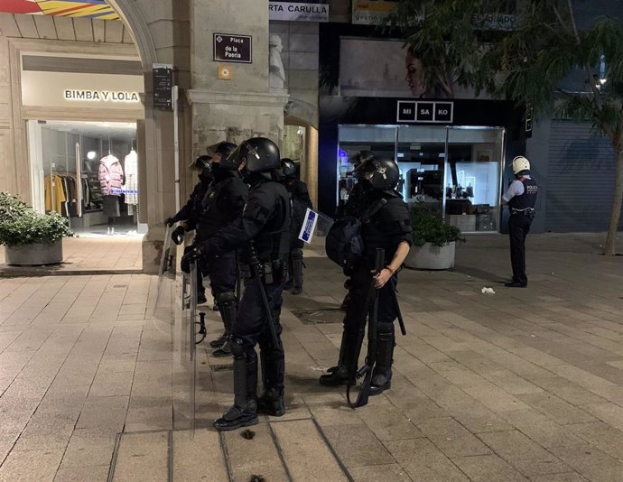Agentes de policía durante la protesta contra la sentencia este viernes en Lleida