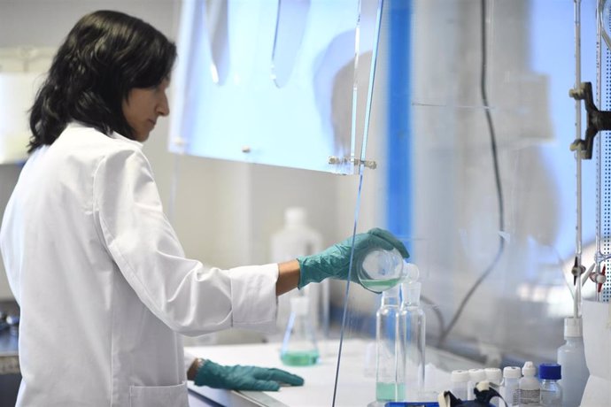 Una investigadora trabaja en el Laboratorio Regional de Salud Pública de la Comunidad de Madrid.