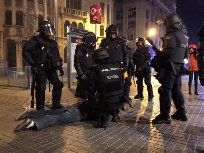 La Policia Nacional detenint un manifestant.