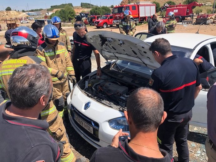 Los bomberos de la Diputación Provincial se forman sobre cómo actuar en accidentes de coches eléctricos.