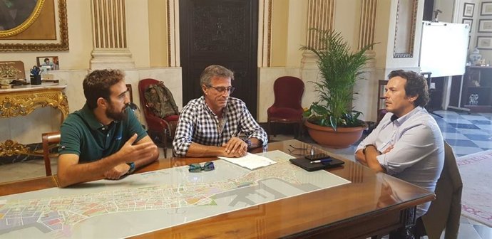 El alcalde de Cádiz, José María González, con los representantes de los trabajadores del puerto de Cádiz