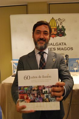 Autor junto al libro sobre los 60 años de la Cabalgata de Alcalá de Guadaíra