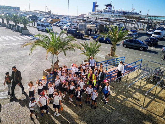 Alumnos del colegio 'Sek Alborán' de El Ejido visitan el Puerto de Almería.