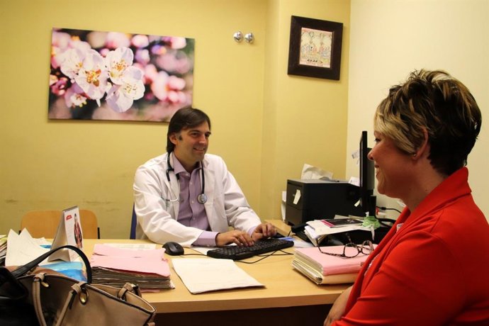 Doctor Fernando Henao, médico especializado en oncología mamaria del Hospital Virgen Macarena