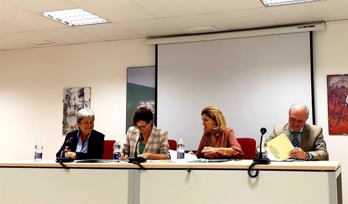 Firma de la adhesión entre la delegada territorial de Salud y Familias, María Jesús Botella y la alcaldesa del municipio, María Luisa Ceballos.