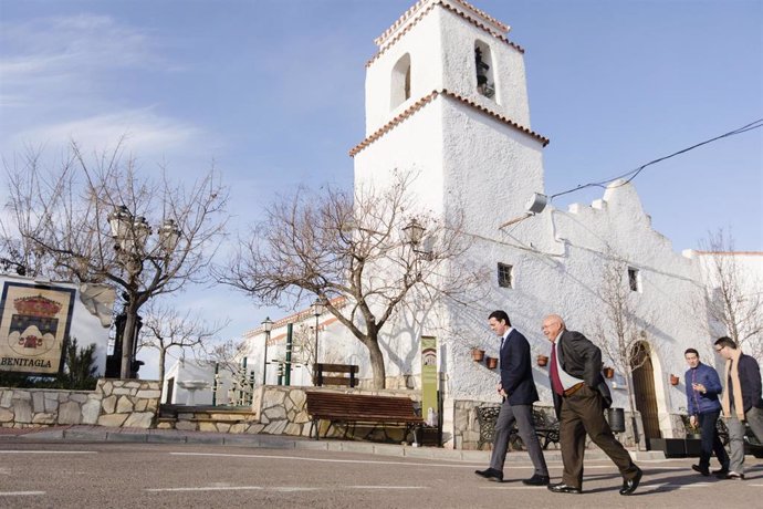 Visita de la Diputación a Benitagla (Almería)