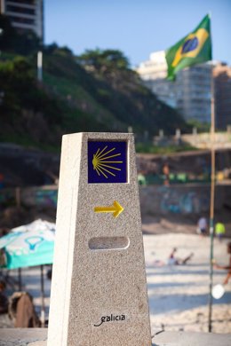 Poste de indica la dirección hacia la que está orientada la ciudad de Santiago de Compostela