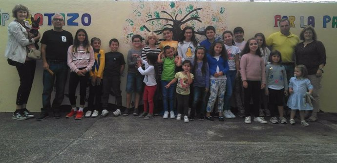 Foto de familia con profesores, alumnos y organizadores en el CEIP Botazo de Breña Alta (La Palma)