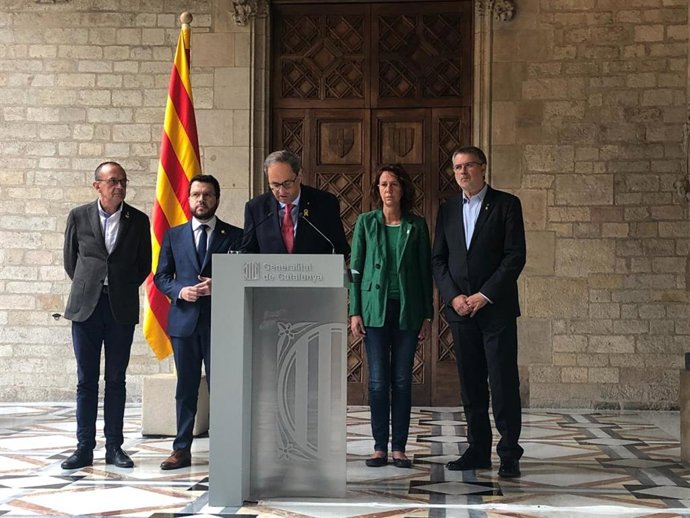 El president de la Generalitat, Quim Torra, durant una compareixena sense preguntes davant la premsa, després de reunir-se amb el vicepresident, Pere Aragons, i els alcaldes de Girona, Tarragona i Lleida: Marta Madrenas, Pau Ricom i Miquel Pueyo.