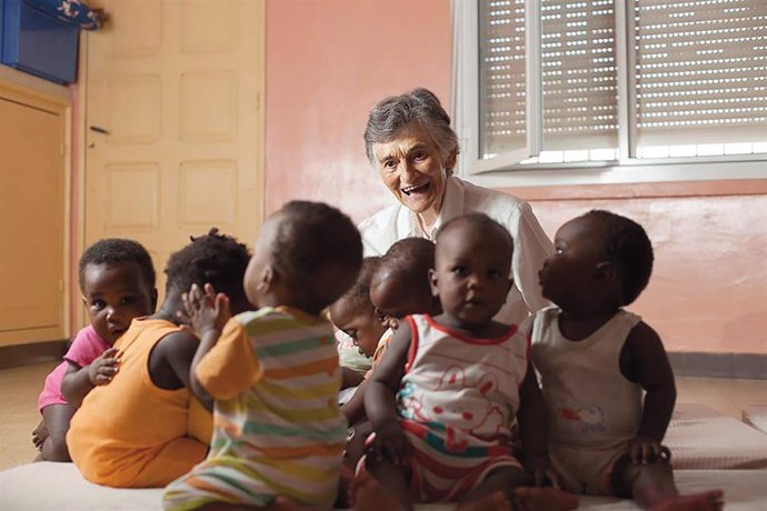 La misionera Justina de Miguel con bebés en Dakar