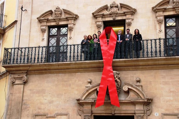 Lla vermell a Cort pel Dia Mundial de la SIDA.
