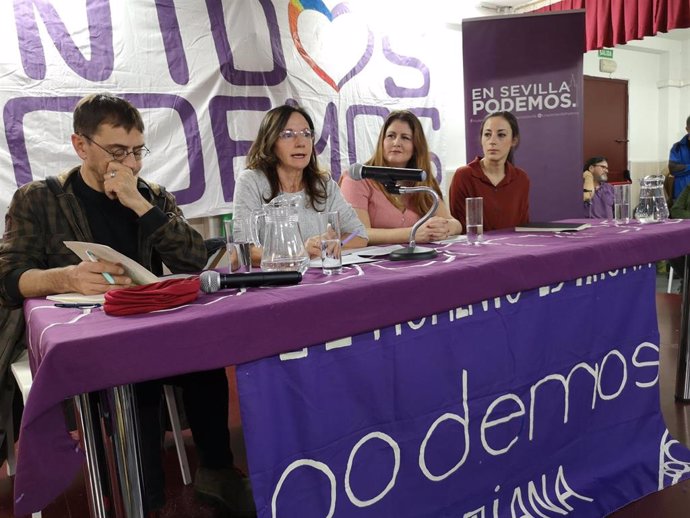 Uno de los fundadores de Podemos, Juan Carlos Monedero junto con las miembros del partido María Márquez e Isabel Franco.
