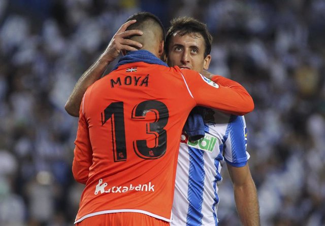 Moyá y Oyarzabal, en un partido con la Real Sociedad.