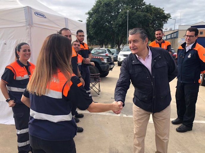 El viceconsejero de la Presidencia, Administración Pública e Interior, de la Junta de Andalucía, Antonio Sanz, saluda a voluntarios de la Agrupación Local de Voluntariado de Protección Civil de Lepe (Huelva).