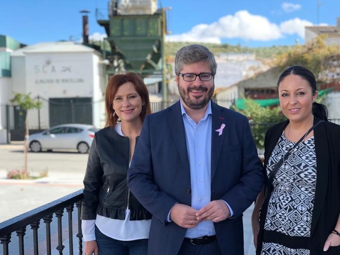 El secretario de Organización de Ciudadanos (Cs) y candidato de la formación al Congreso de los Diputados, Fran Hervías, acompañado por la número dos de la candidatura de Cs al Congreso, Mar Sánchez, y la alcaldesa de Cs en Montillana, Eva María Cano