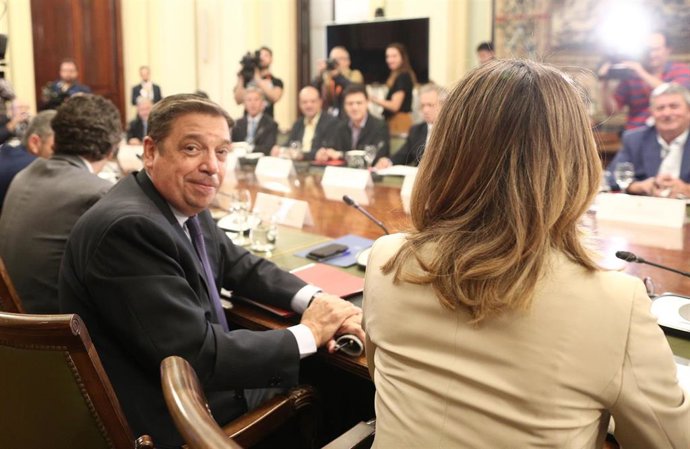 El ministro de Agricultura, Pesca y Alimentación en funciones, Luis Planas en la reunión con representantes de ASAJA, COAG, UPA, Cooperativas Agro-alimentarias de España y FIAB para tratar los nuevos aranceles de EEUU ,en la sede del Ministerio, en Madr