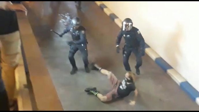 Incidentes en la manifestación contra la condena a los líderes independentistas en Valncia