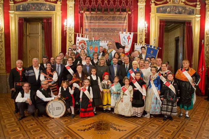 Ana Ollo posa junto con representantes de las casas regionales en Navarra