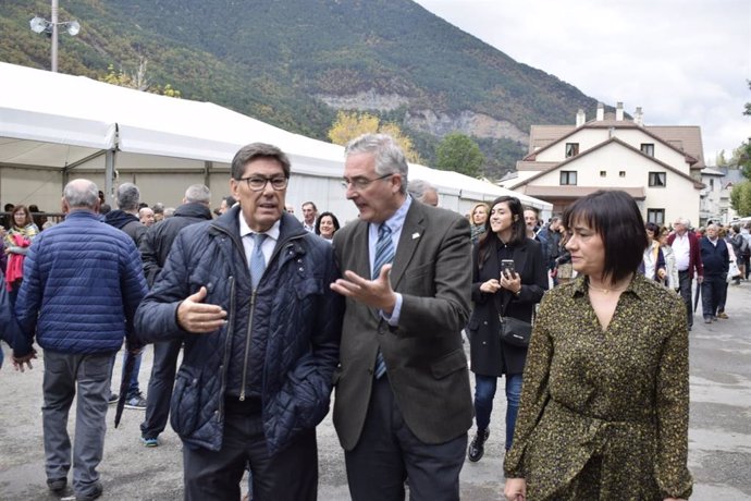 Aliaga y Olona inauguran la 27 edición de la Feria de Otoño en Biescas (Huesca)
