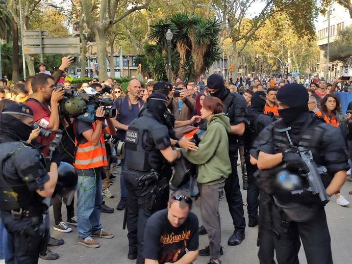 Mossos d'Esquadra registran a quienes acceden a la plaza Urquinaona de Barcelona para una concentración convocada a raíz de la sentencia del proceso independentista