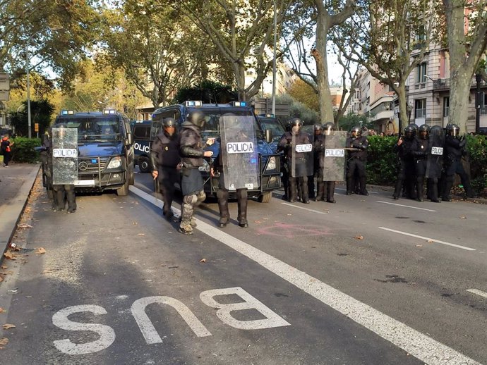 Agentes antidisturbios de la Policía Nacional en la plaza Urquinaona de Barcelona durante una movilización contra la sentencia del proceso independentista