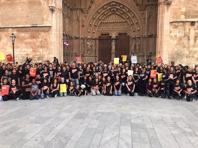 Asistentes a la marcha 'Caminata por la Libertad. En contra de la trata y la esclavitud sexual', en Palma de Mallorca.