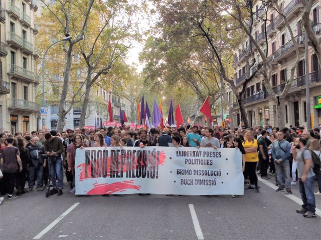 Manifestació de l'esquerra independentista a Barcelona que parteix de la plaça Urquinaona i discorre per la Ronda Sant Pere, amb consignes contra "la repressió" i el conseller d'Interior de la Generalitat, Miquel Buch