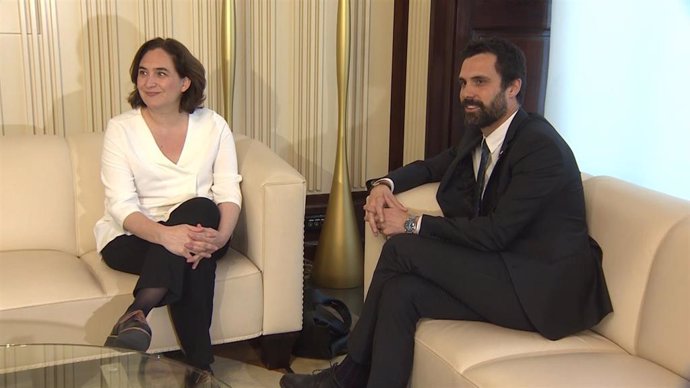 El presidente del Parlament, Roger Torrent, y  la alcaldesa de Barcelona, Ada Colau, en una imagen de archivo