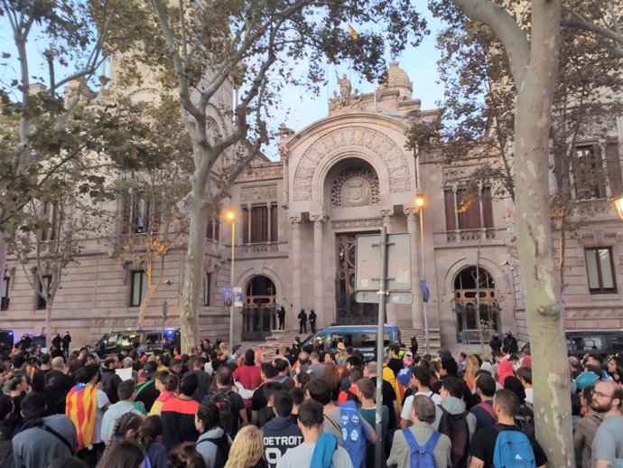 Los manifestantes de Barcelona contra la "represión" y contra el conseller de Interior de la Generalitat, Miquel Buch, se detienen ante el TSJC e increpan a los Mossos
