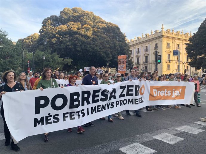 La manifestación de Pobresa Zero bajo el lema 'Ens volem sense pobresa i defensant el planeta' ha recorrido las calles del centro de Valncia