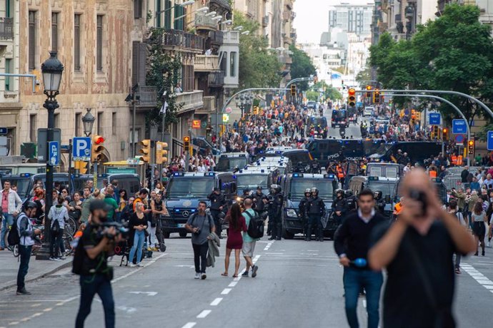 Manifestantes en el entorno de la plaza Urquinaona en la sexta jornada de protestas en Barcelona contra la sentencia del Supremo por el 'procés' a 19 de octubre de 2019