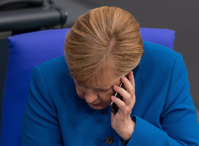 Merkel hablando por teléfono