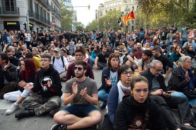 Manifestantes en el entorno de la plaza Urquinaona en la sexta jornada de protestas en Barcelona contra la sentencia del Supremo por el 'procés' a 19 de octubre de 2019
