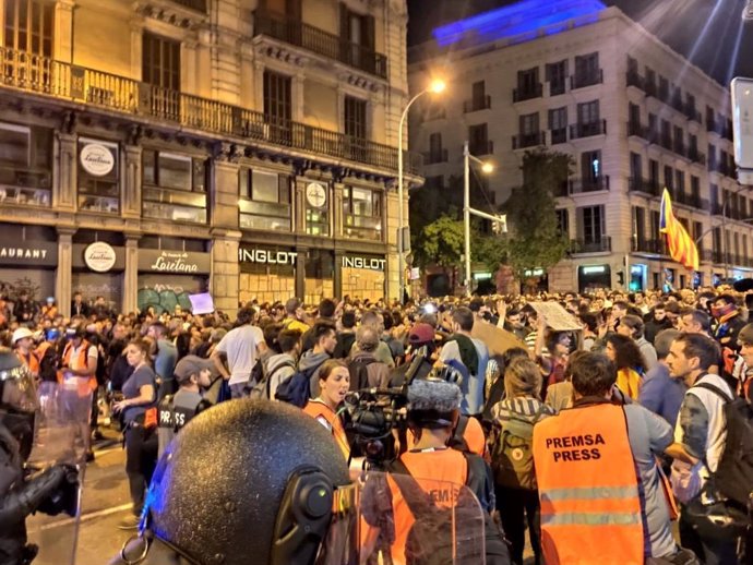 Más de 1.000 personas se concentran en Barcelona ante un cordón de la Policía Nacional, en la plaza Urquinaona con Via Laietana, contra la "represión"