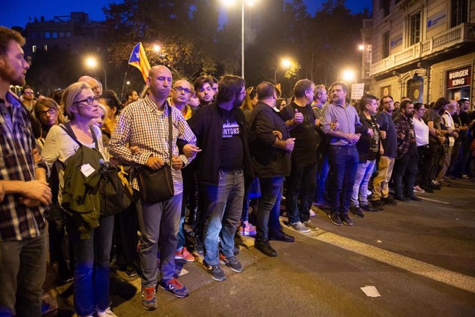 Manifestantes en el entorno de la plaza Urquinaona en la sexta jornada de protestas en Barcelona contra la sentencia del Supremo por el 'procés', en Barcelona a 19 de octubre de 2019.