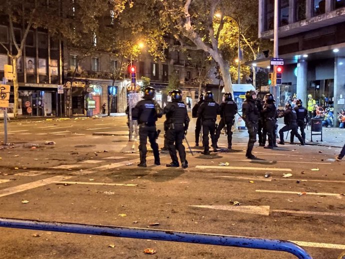 La policía dispersa en Barcelona el cruce de la plaza Urquinaona y la calle Pau Claris tirando proyectiles foam, en el sexto día de protestas por la sentencia del proceso independentista