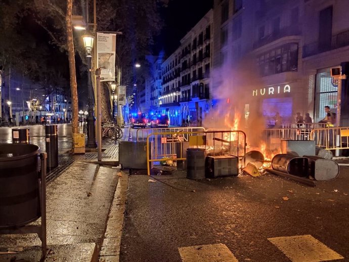 Fuegos en la confluencia de La Rambla de Barcelona y la plaza Catalunya en la sexta noche de protestas contra la sentencia del proceso independentista