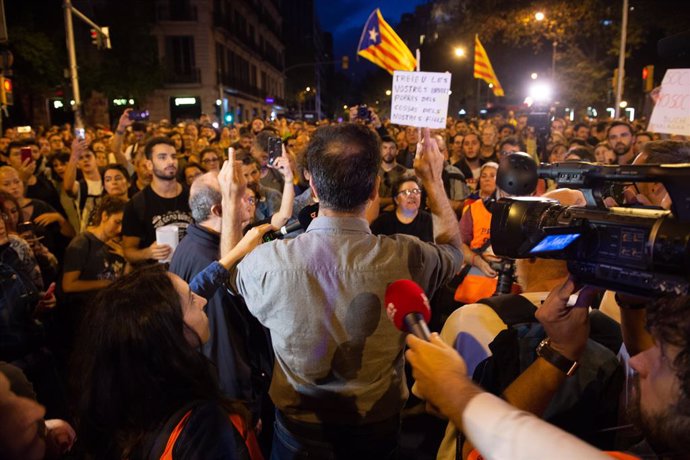 Un manifestant llegeix un comunicat a l'entorn de la plaa Urquinaona en la sisena jornada de protestes a Barcelona contra la sentncia del Suprem pel 'procés', a Barcelona a 19 d'octubre de 2019.