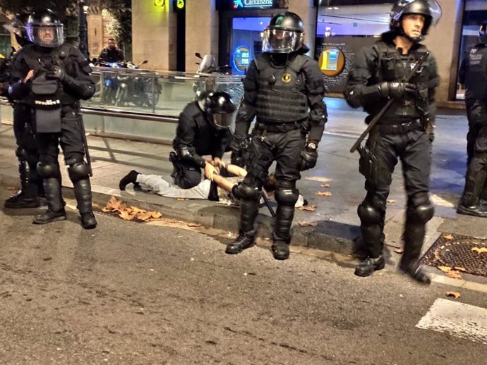 Detención en la zona de La Rambla de Barcelona en la sexta noche de protestas contra la sentencia del proceso independentista