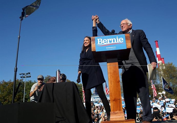 El senador Bernie Sanders, acompañado de la congresista Alexandria Ocasio-Cortez durante su vuelta a la campaña tras sufrir un ataque cardíaco.