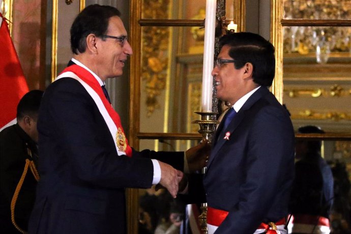 El presidente y el nuevo primer ministro de Perú, Martín Vizcarra y Vicente Zeballos, respectivamente