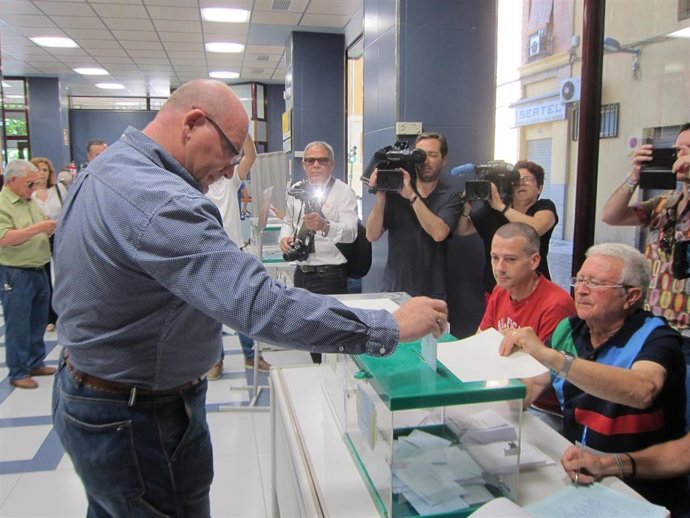 Javier Márquez (PP) vota en las elecciones municipales de mayo