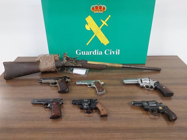 Armas incautadas por la Guardia Civil de Baleares tras inspecciones en establecimientos y empresas de paquetería.