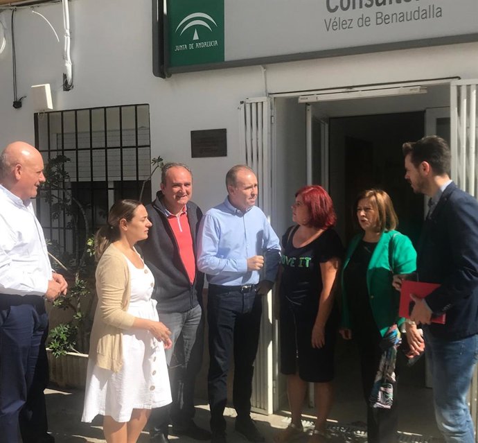 La parlamentaria autonómica María José Sánchez y el alcalde de Vélez de Benaudalla, Francisco Gutiérrez, visitan el consultorio de Vélez de Benaudalla