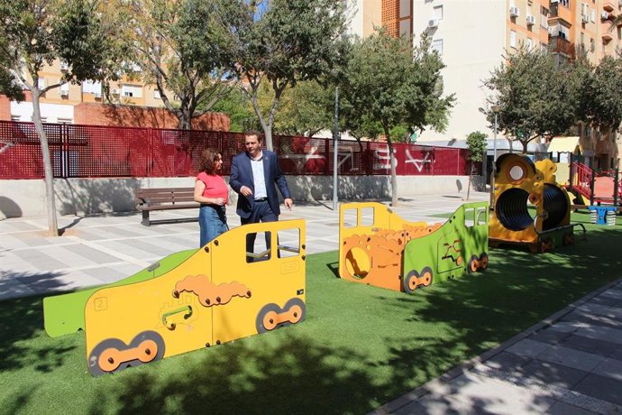 El delegado del Distrito Norte, Juan Antonio Barrionuevo, visita dos nuevas zonas infantiles en Pino Montano