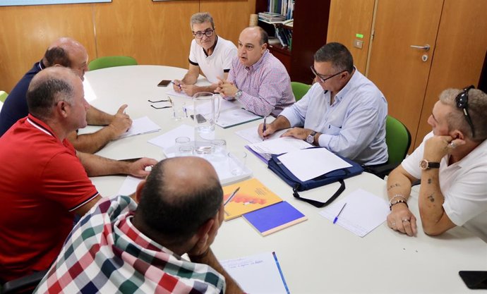 La Junta hace más accesible las ayudas destinadas a los pescadores por las parad