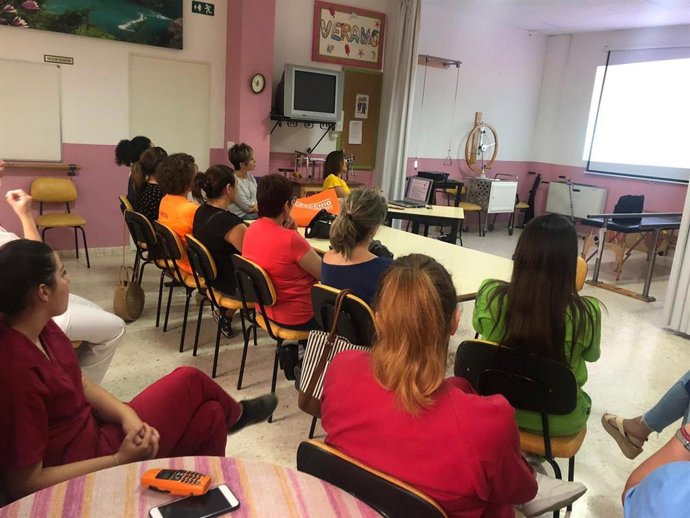 El centro de salud de Porcuna realiza un taller de primeros auxilios y reanimación en residencias de mayores.