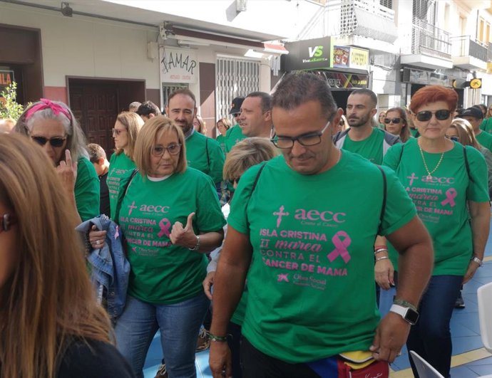 La candidata número uno del PSOE por Huelva al Congreso de los Diputados, María Luisa Faneca, participa en una marcha contra el cáncer de mama