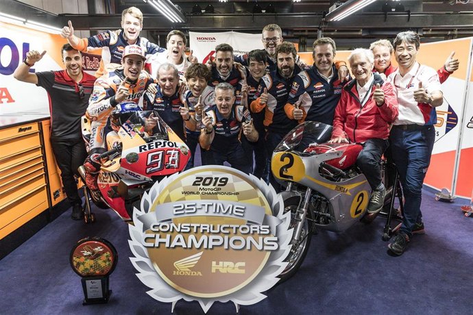 El piloto español de MotoGP Marc Márquez celebra el título de Constructores de Honda junto a su equipo